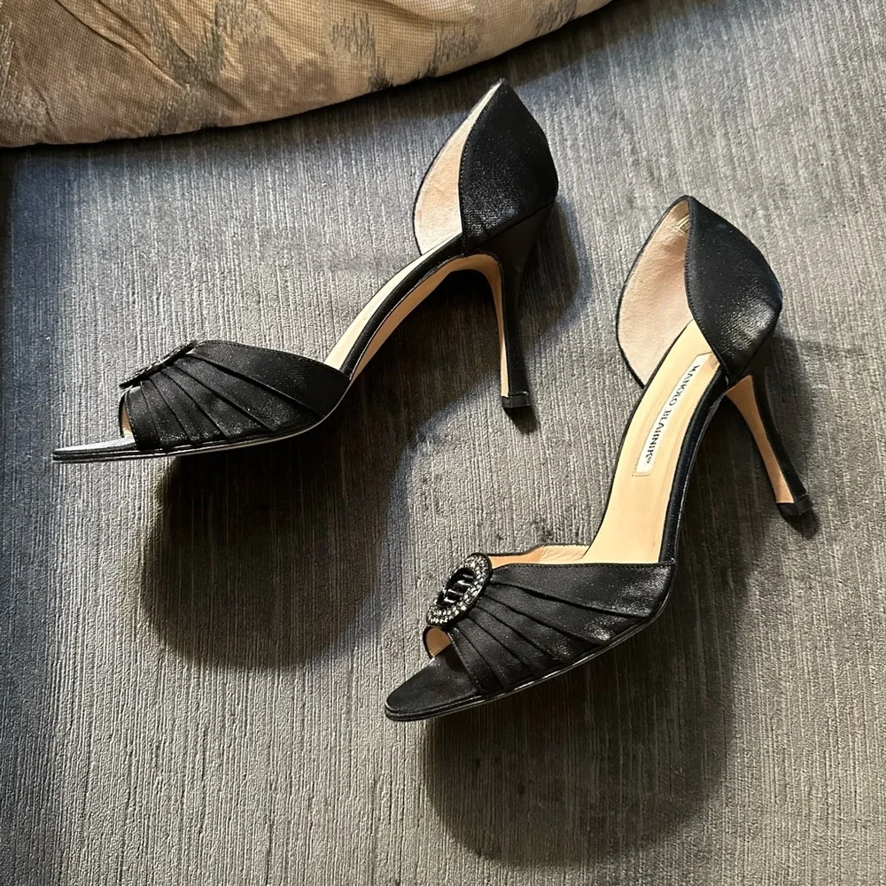 MANOLO BLAHNIK NIB BLACK SILK SEDARABY D’ORSAY CRYSTAL BUCKLE HEELS - SIZE 39.5 - Picture 2 of 10